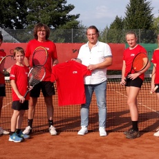 Neue Shirts für den Tennisnachwuchs