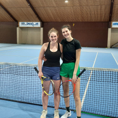 Johanna und Veronika feiern Aufstieg mit ihrem Team